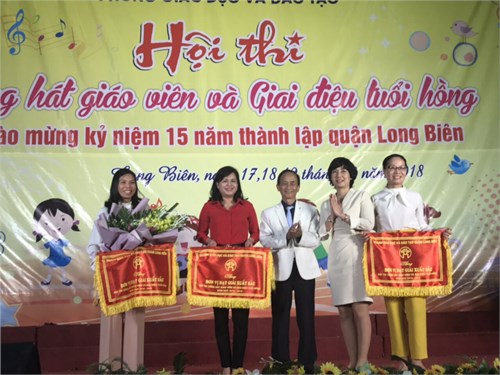 Đạt giải xuất sắc “ Tiếng hát giáo viên và Giai điệu tuổi hồng” của giáo viên và học sinh trường THCS Sài Đồng chào mừng 15 năm thành lập quận Long Biên